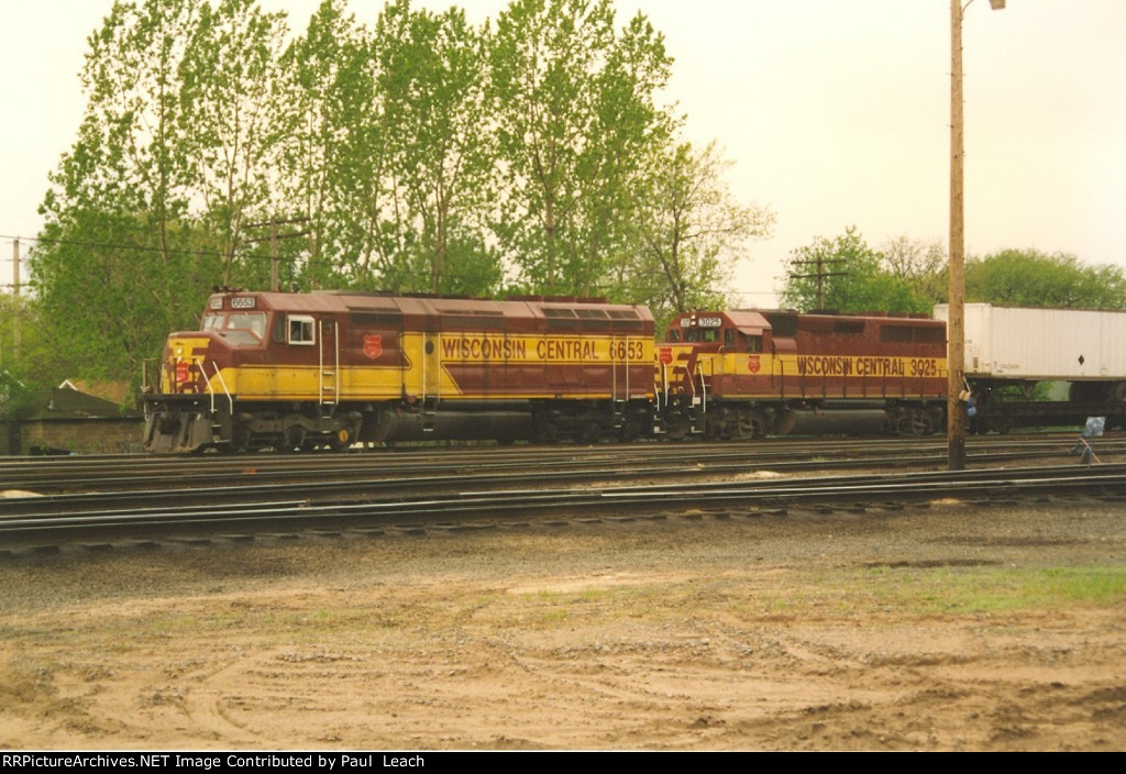 Eastbound intermodal enters the yard